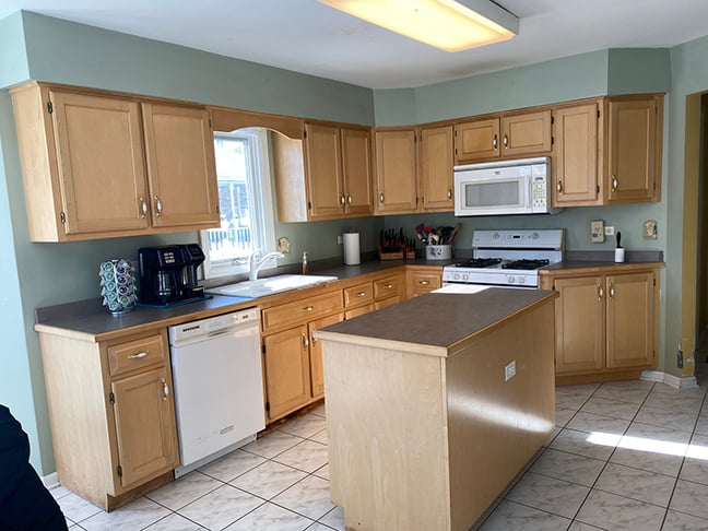 Outdated oak cabinets with white appliances before alabaster cabinet restyling